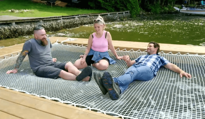 Filet d'habitation sur ponton en bois au-dessus de l'eau