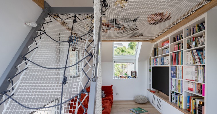 Children's bedroom climbing net